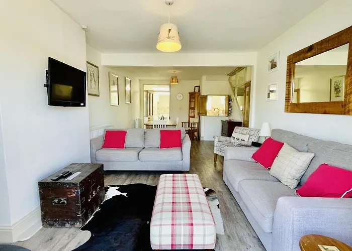 Out To Sea - Stunning Views, Elevated Position With Onsite Parking