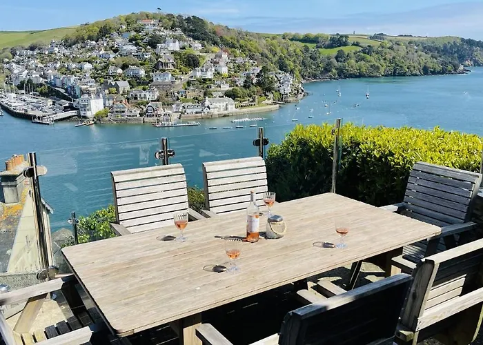 Out To Sea - Stunning Views, Elevated Position With Onsite Parking