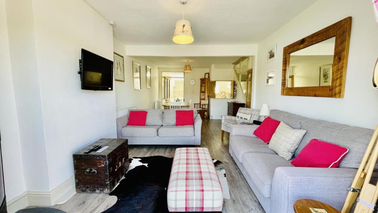 Out To Sea - Stunning Views, Elevated Position With Onsite Parking