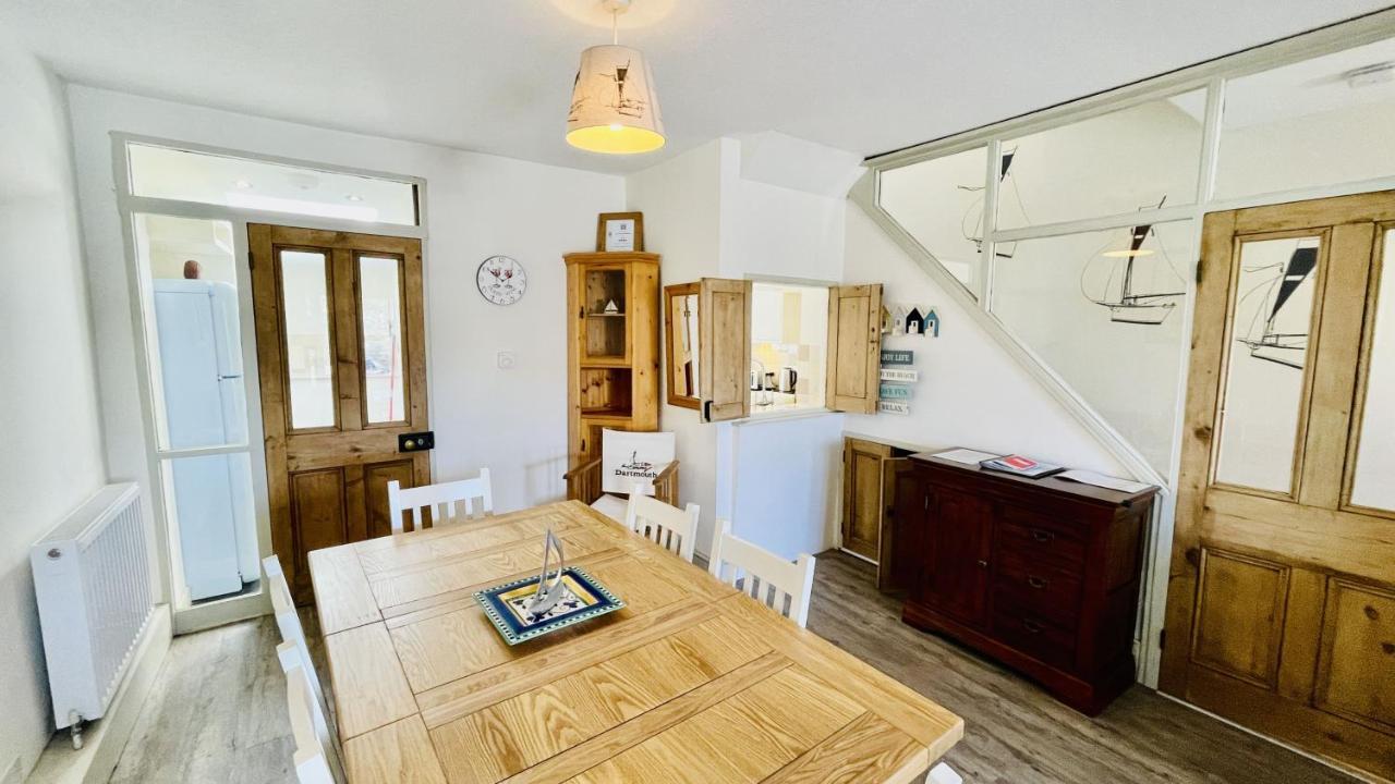 Out To Sea - Stunning Views, Elevated Position With Onsite Parking Holiday home