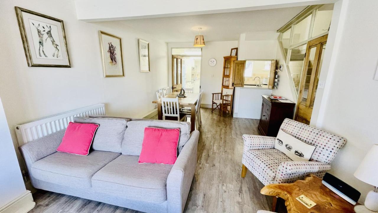 Out To Sea - Stunning Views, Elevated Position With Onsite Parking Holiday home *