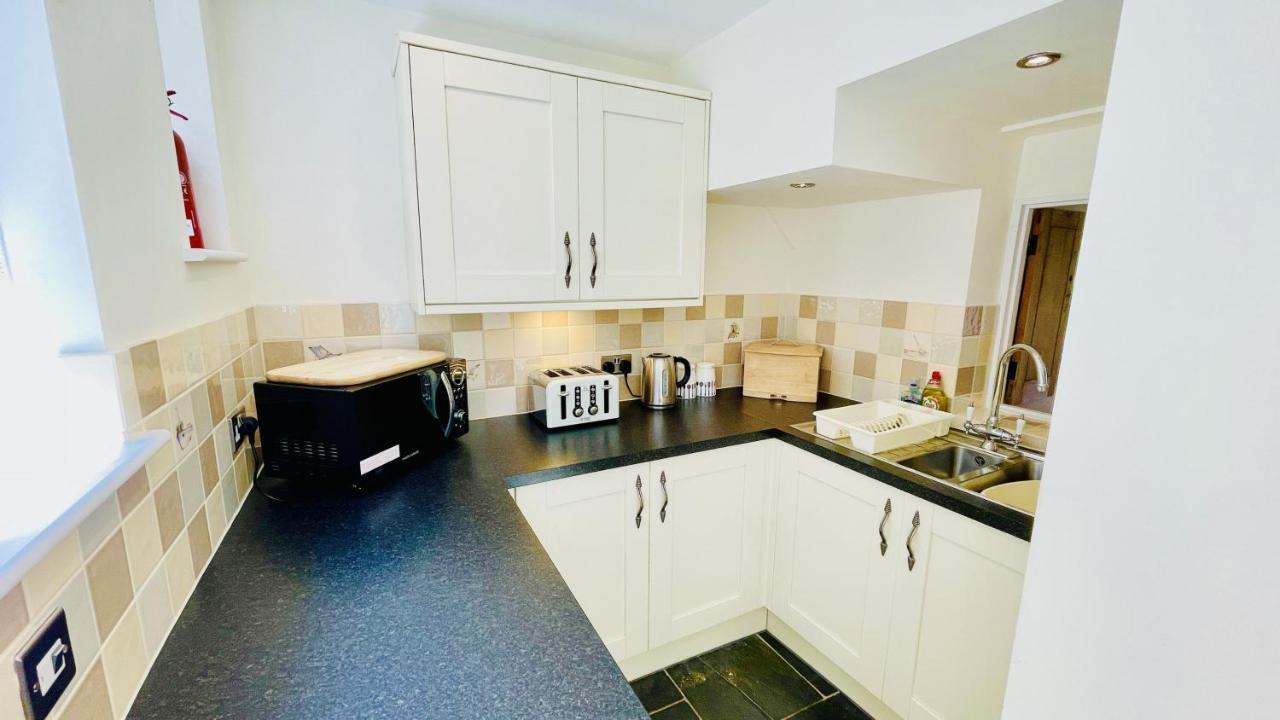 Out To Sea - Stunning Views, Elevated Position With Onsite Parking Holiday home *