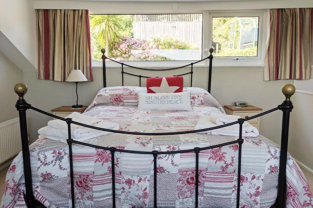 Holiday home Out To Sea - Stunning Views, Elevated Position With Onsite Parking *