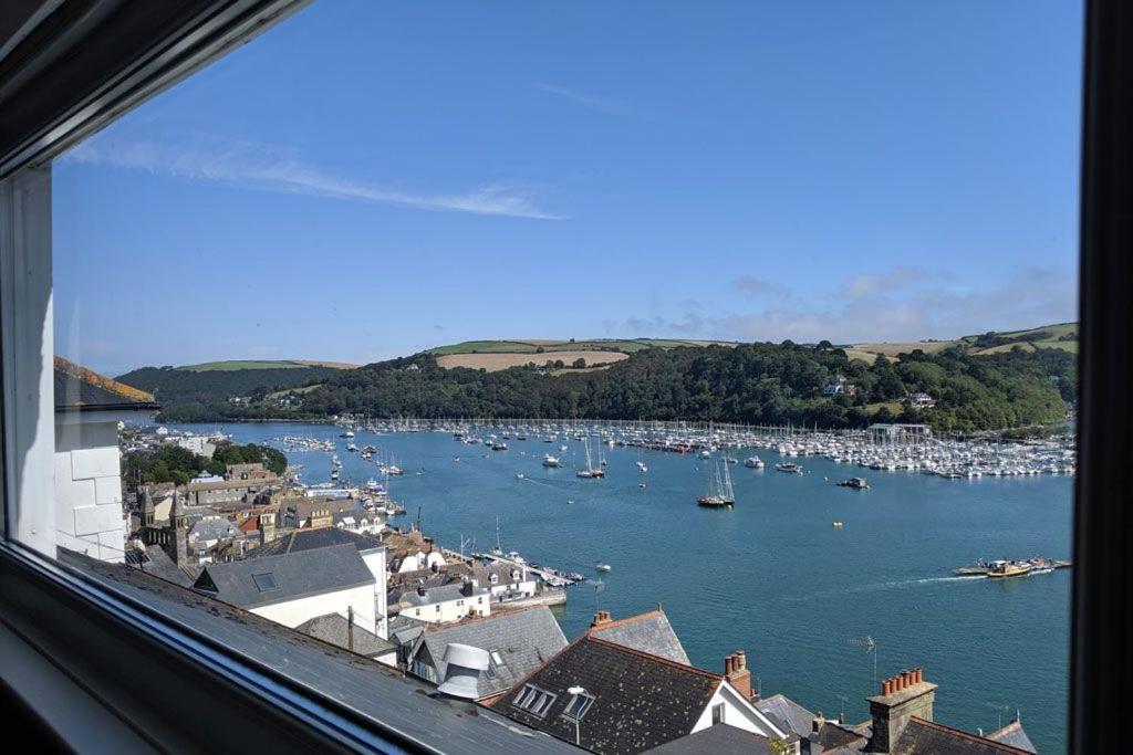 Holiday home Out To Sea - Stunning Views, Elevated Position With Onsite Parking *