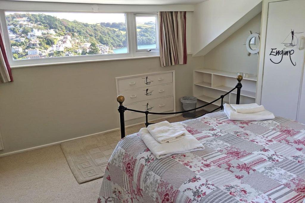 Holiday home Out To Sea - Stunning Views, Elevated Position With Onsite Parking