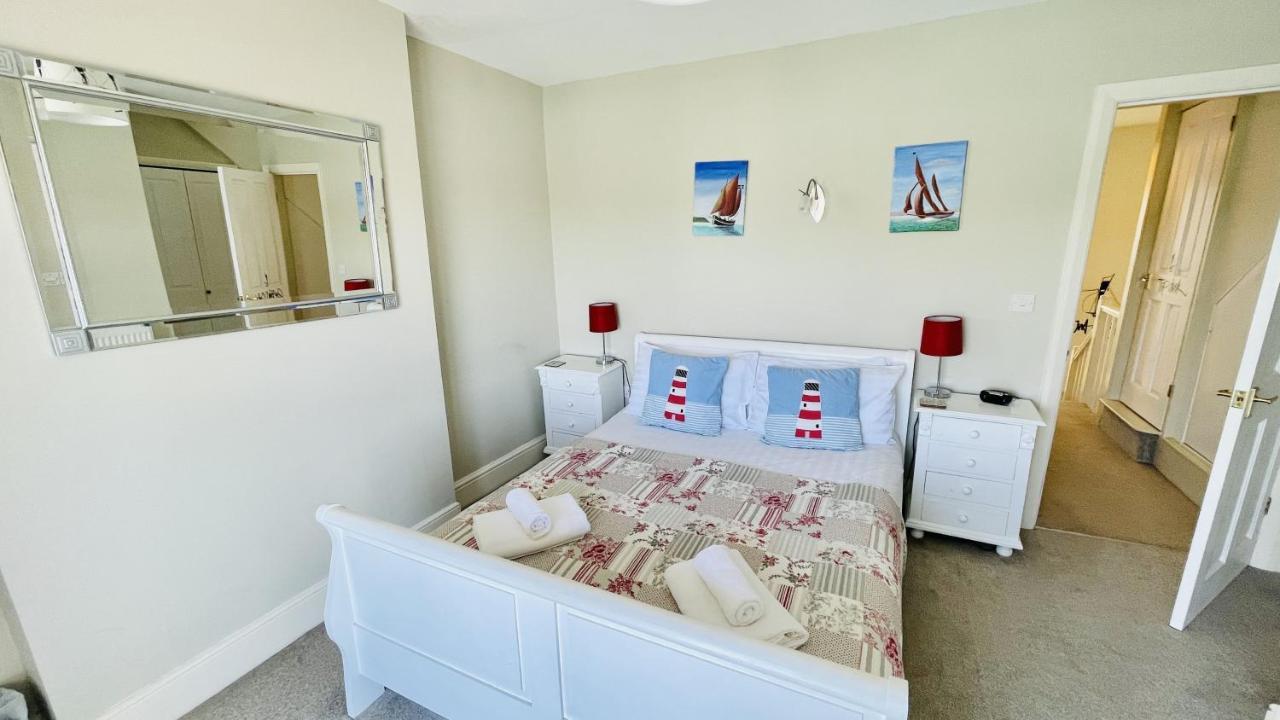 Out To Sea - Stunning Views, Elevated Position With Onsite Parking
